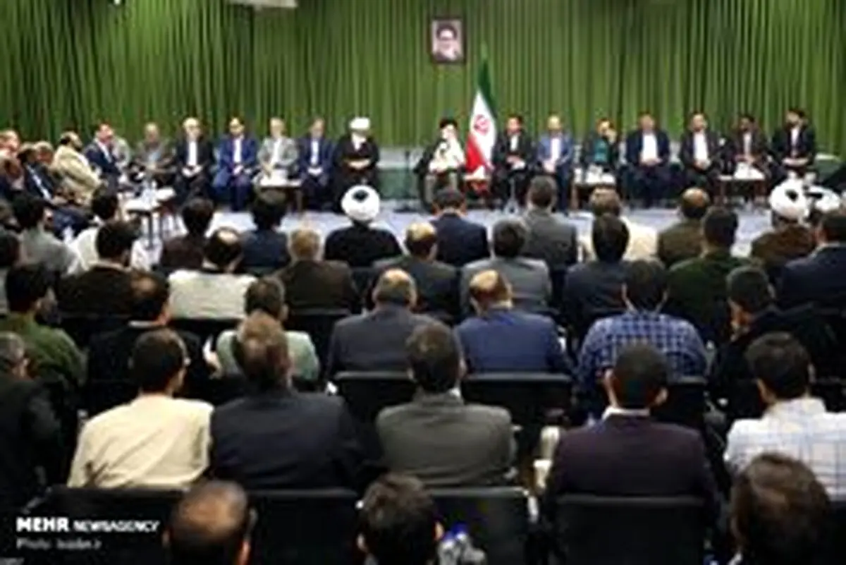 رهبر انقلاب:من از صداوسیما گله‌مندم/انتقاد ازولنگاری زبانی و ساخت لفظی بسیار نازل برخی ترانه‌ها و پخش آن‌ها از صداوسیما در سریال‌ها