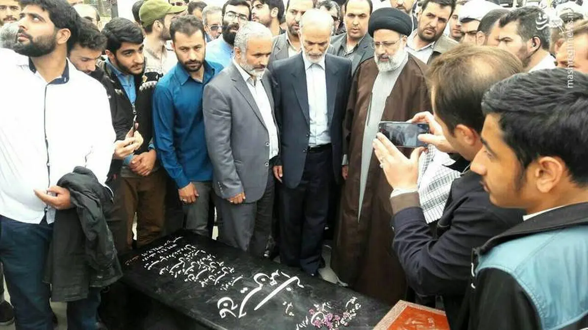 رئیسی بر سر مزار شهید مدافع حرم سرلشکر همدانی/عکس