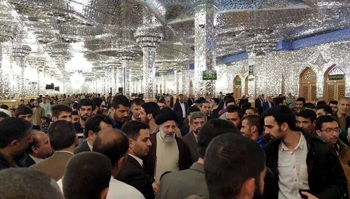 اقدام قابل‌تحسین رئیسی در حرم رضوی/عکس