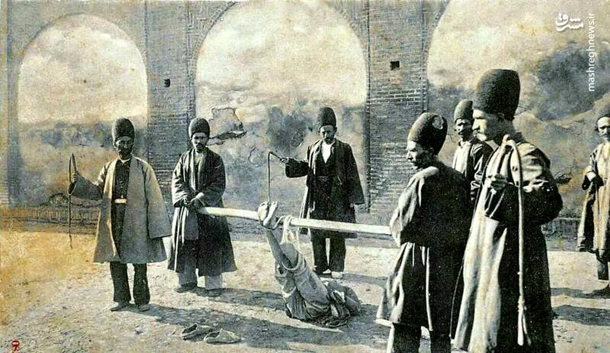 عکس/فلک‌کردن یک دزد در دوره قاجار