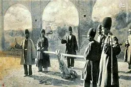 عکس/فلک‌کردن یک دزد در دوره قاجار