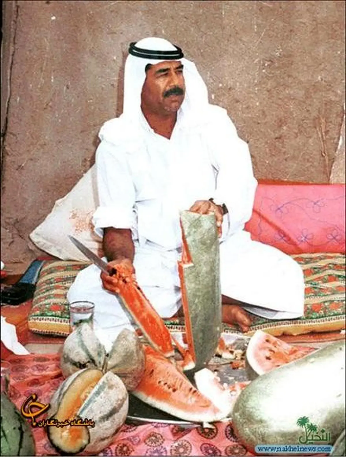 خوردن هندوانه به سبک صدام حسین!/عکس