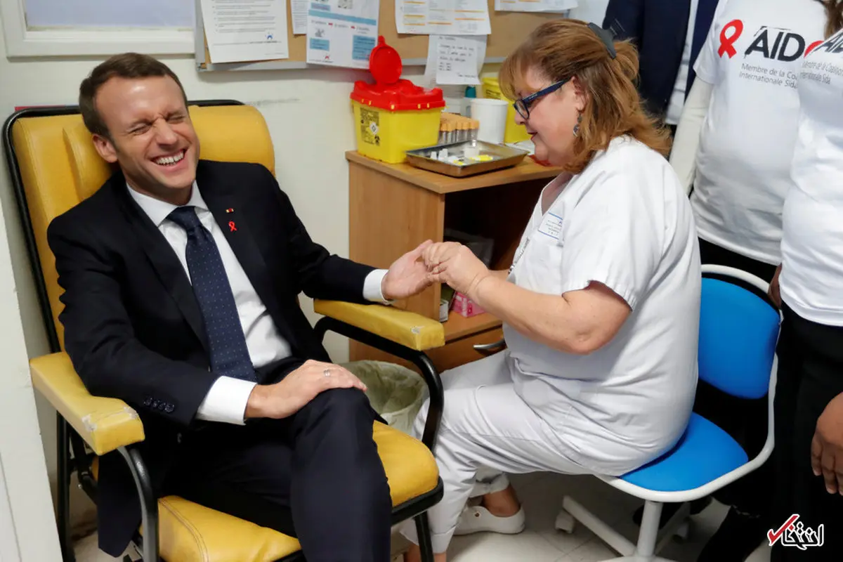 امانوئل مکرون رییس جمهور فرانسه در حال آزمایش ایدز/عکس