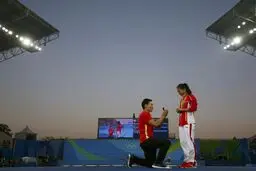 خواستگاری از شناگر چینی در المپیک!/عکس