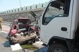 تصاویر | له شدن پراید در تصادف با کامیونت در بزرگراهی در تهران