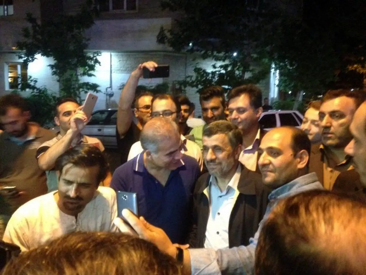 احمدی نژاد در صف رای گیری/عکس