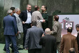 تصاویر / حلقه نمایندگان گرد رئیس سازمان بسیج