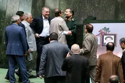 تصاویر / حلقه نمایندگان گرد رئیس سازمان بسیج