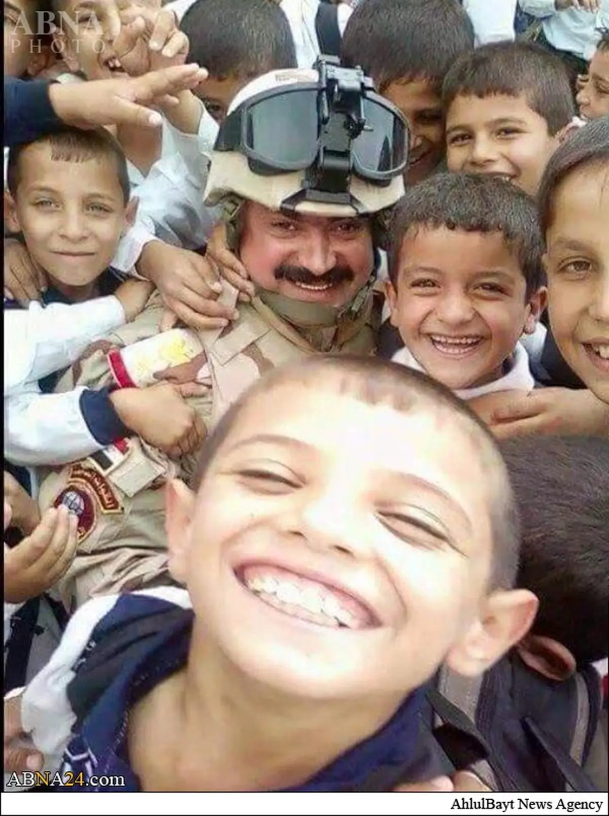 عکس سلفی کودکان تکریت با سرباز ارتش عراق