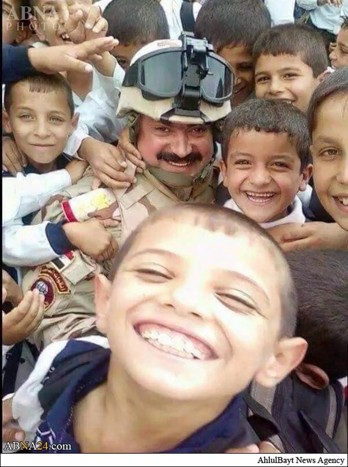 عکس سلفی کودکان تکریت با سرباز ارتش عراق