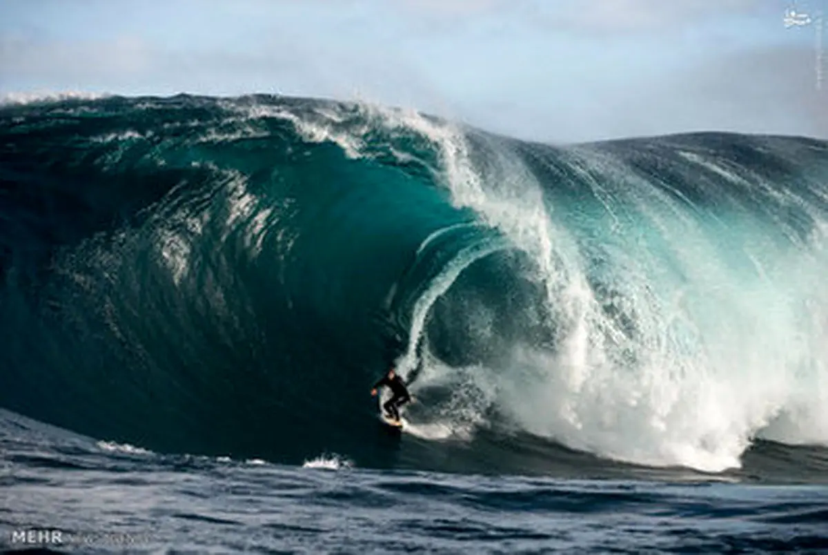 تصاویر هیجان انگیز از موج سواری بر امواج 18 متری