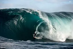 تصاویر هیجان انگیز از موج سواری بر امواج 18 متری