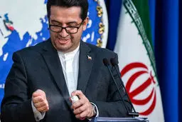 مقابله با کرونا به شیوه سخنگوی وزارت خارجه! + عکس