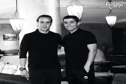 عکس سیاه و سفید علی کریمی در کنار مترجم کی‌روش