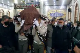اقامه نماز بر پیکر خسرو آواز ایران/ پیکر استاد شجریان به فرودگاه منتقل شد