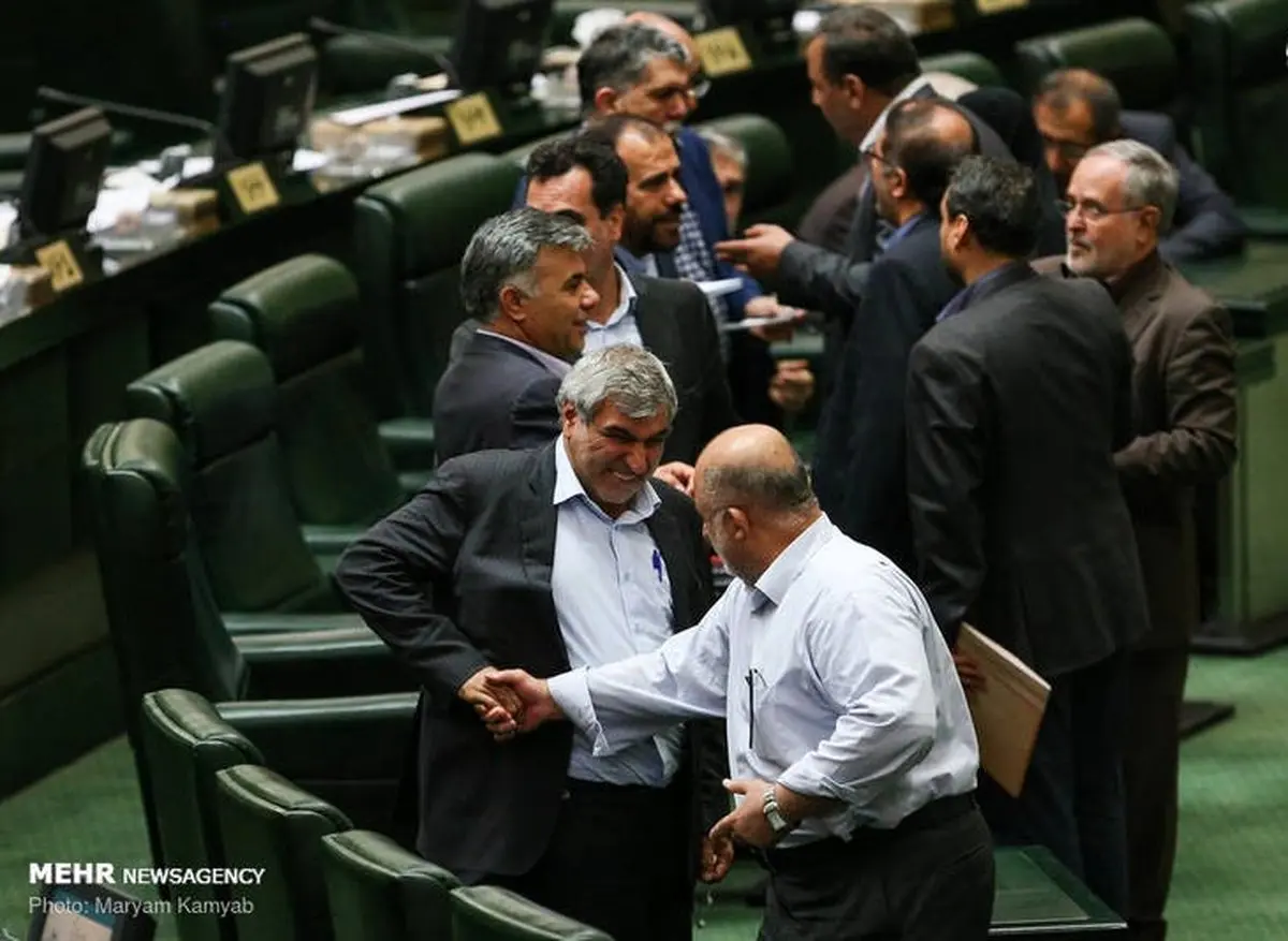 حرکت عجیب قاضی‌پور در مجلس! / عکس