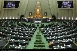 حواشی صحن علنی مجلس/ از گوشی بازی نماینده دلواپس تا روبوسی با حداد عادل