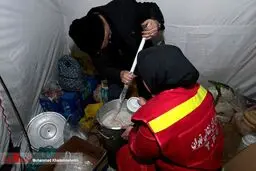 آتش نشان های زن به کمک مردان آمدند+ تصاویر