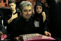پسران احمدی نژاد در حال پخش نذری / تصاویر