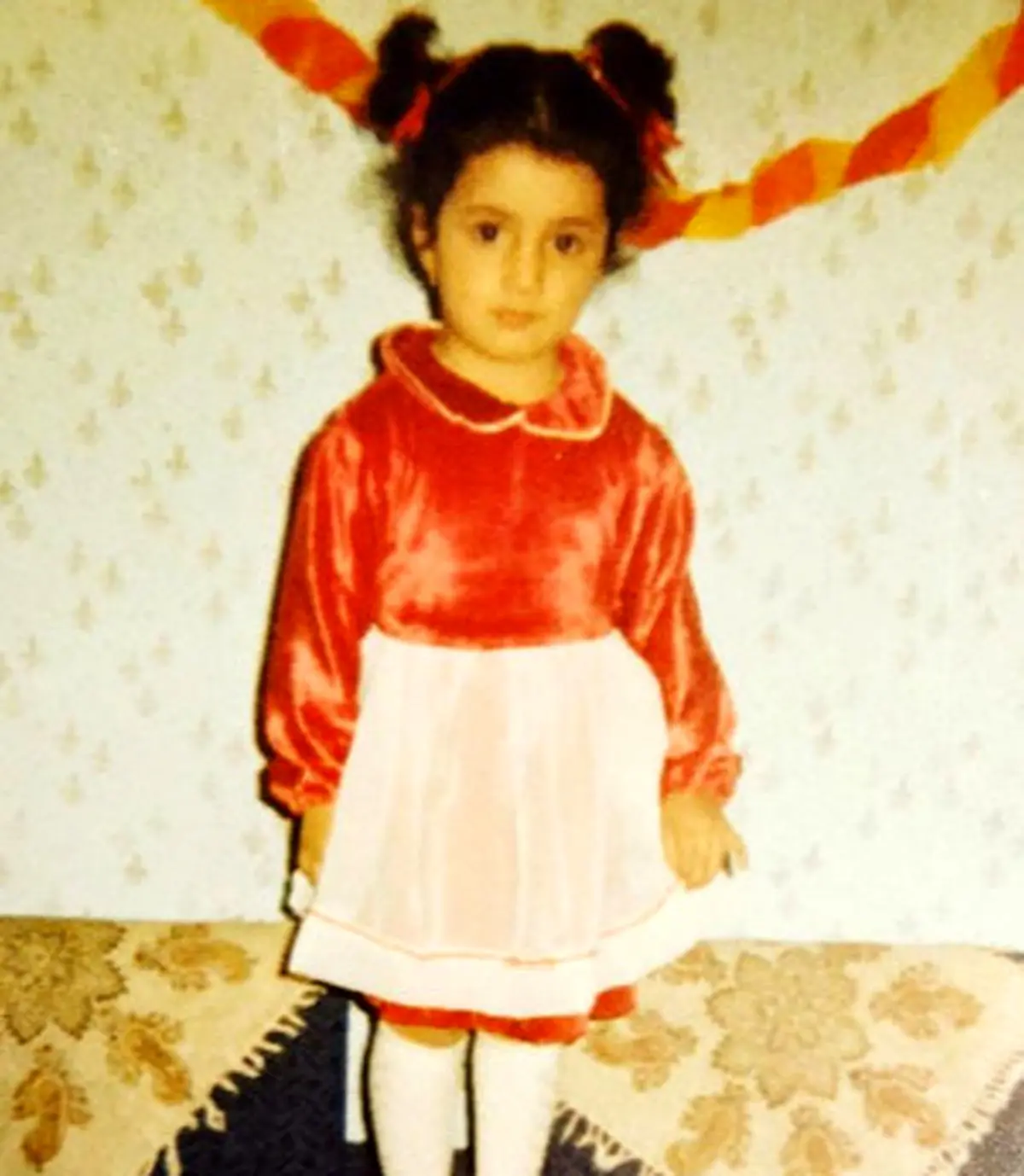 عکس خانم بازیگر با دامن کوتاه!