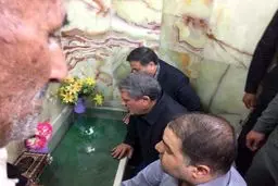 قرائت فاتحه بر مزار سيدمصطفی خميني توسط محسن هاشمی/عکس