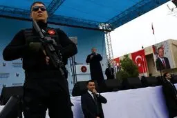 محافظان مسلح اردوغان در سخنرانی عمومی/عکس