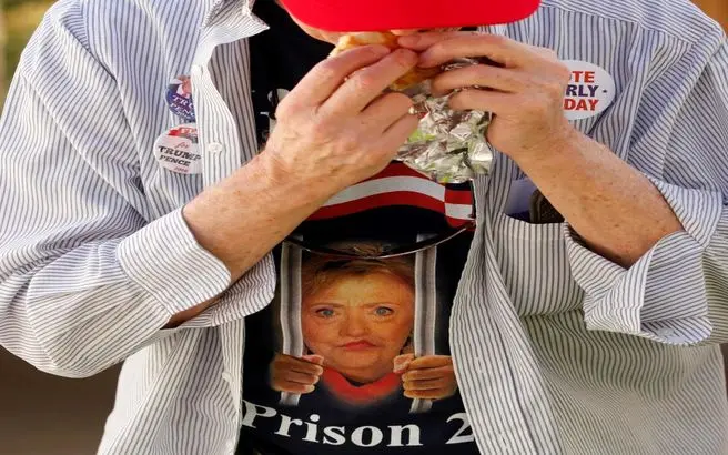 طرح عجیب تی‌شرت یک طرفدار ترامپ/عکس