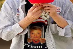 طرح عجیب تی‌شرت یک طرفدار ترامپ/عکس