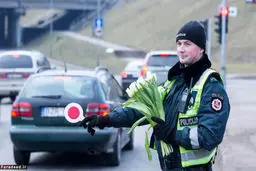 تصاویر/ کار جالب پلیس لیتوانی در روز زن