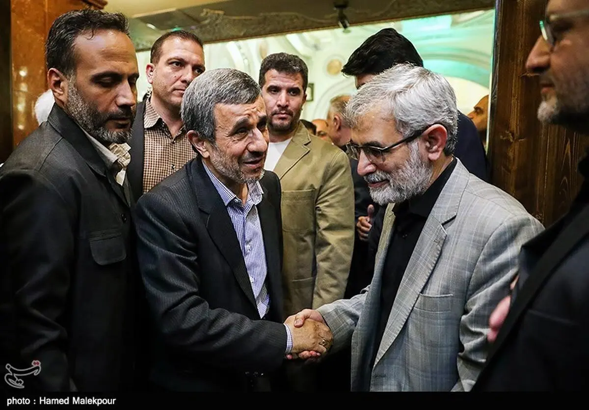 عکس خاص احمدی نژاد در مراسم ختم برادر غلامحسین الهام