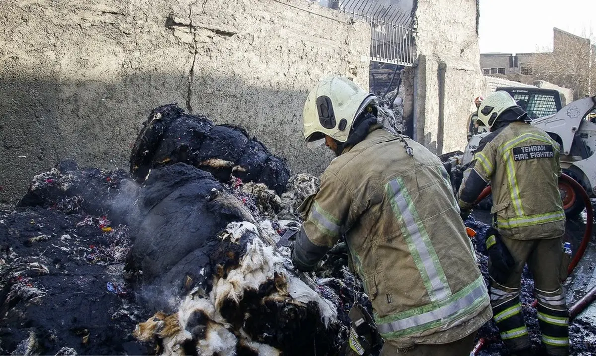 آتش سوزی انبار پنبه در خیابان مولوی تهران+عکس‌ها