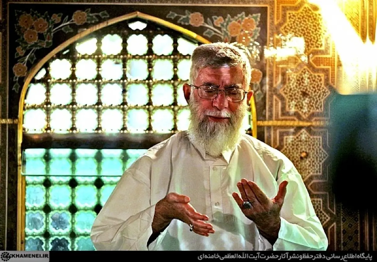 نماز خواندن مقام معظم رهبری در داخل ضریح امام رضا/ عکس