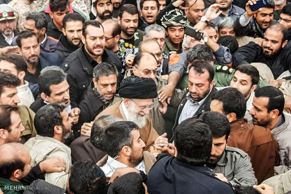 حضور رهبر انقلاب در بین مردم زلزله زده کوئیک/تصاویر