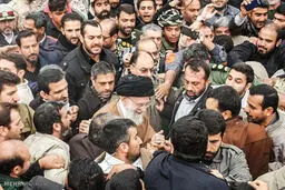 حضور رهبر انقلاب در بین مردم زلزله زده کوئیک/تصاویر