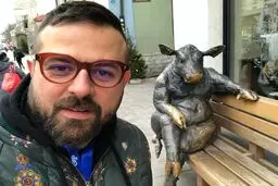 سلفی جالب هومن سیدی با مجسمه یک گاو!