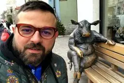 سلفی جالب هومن سیدی با مجسمه یک گاو!