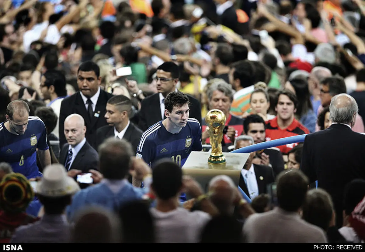 عکسی از نگاه عجیب مسی!