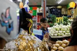 برخورد جالب دو کشتی گیر با افراد بی توجه به ماسک زدن+عکس‌ها