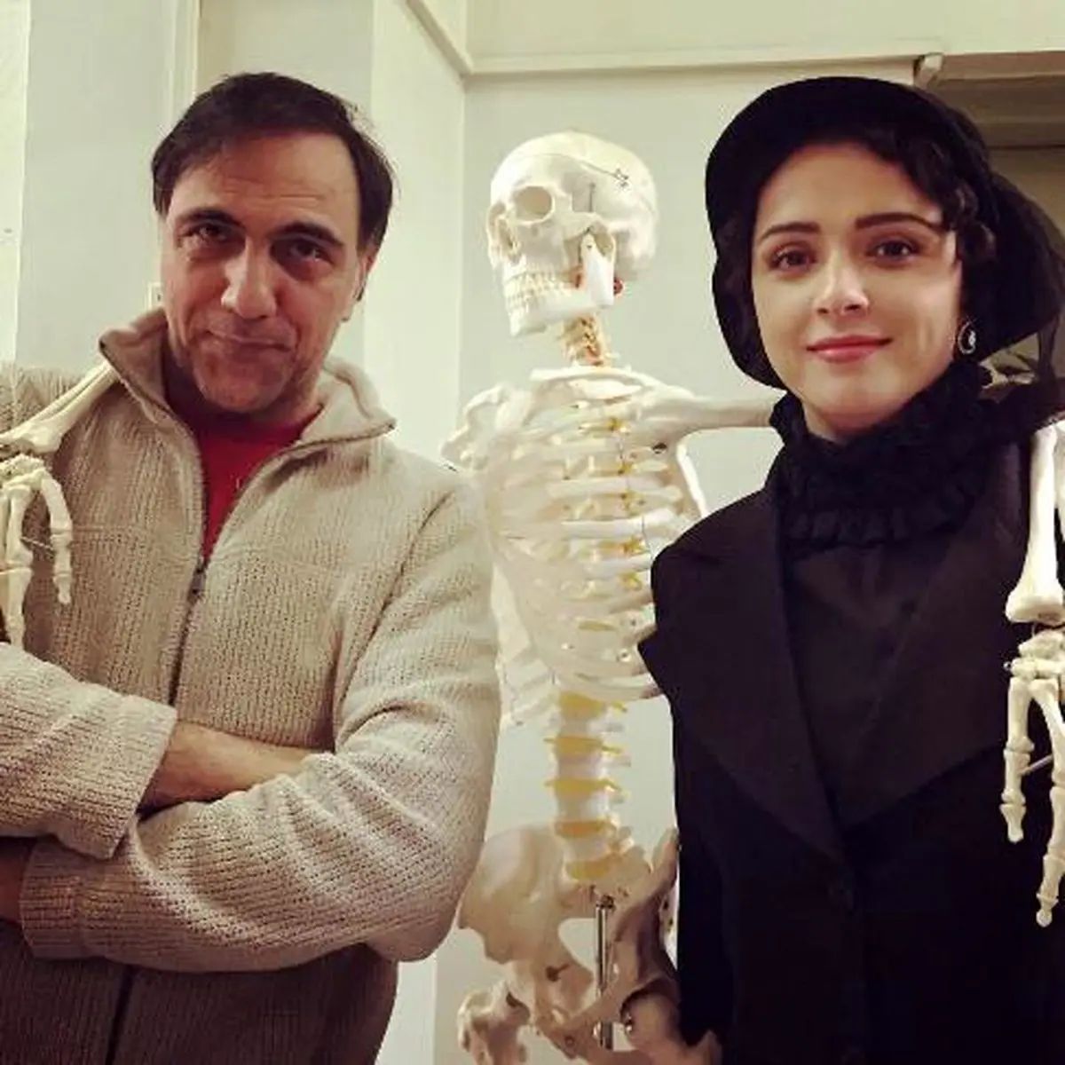 عکس ترانه علیدوستی و حسن فتحی در پشت صحنه شهرزاد با یک اسکلت!