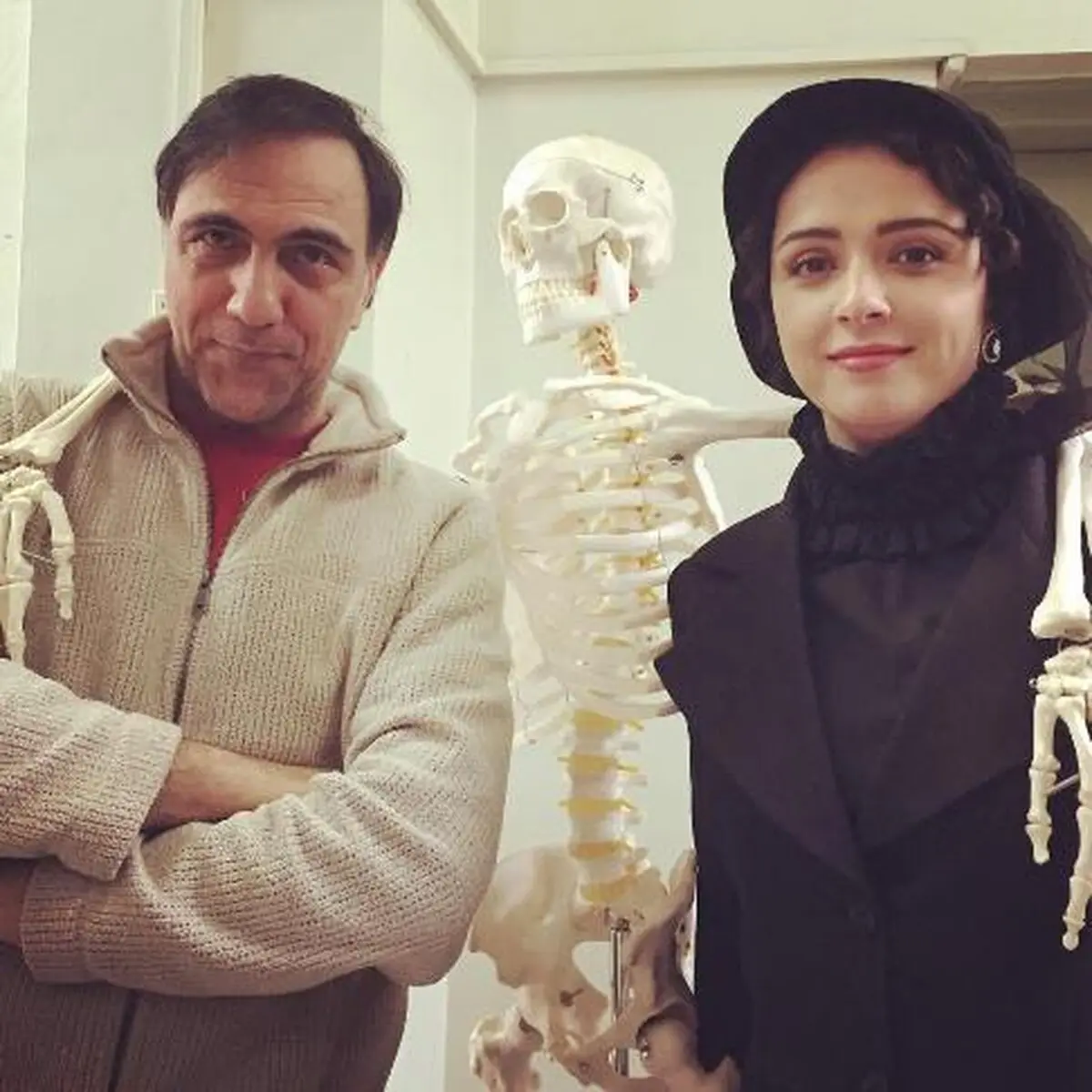 عکس ترانه علیدوستی و حسن فتحی در پشت صحنه شهرزاد با یک اسکلت!