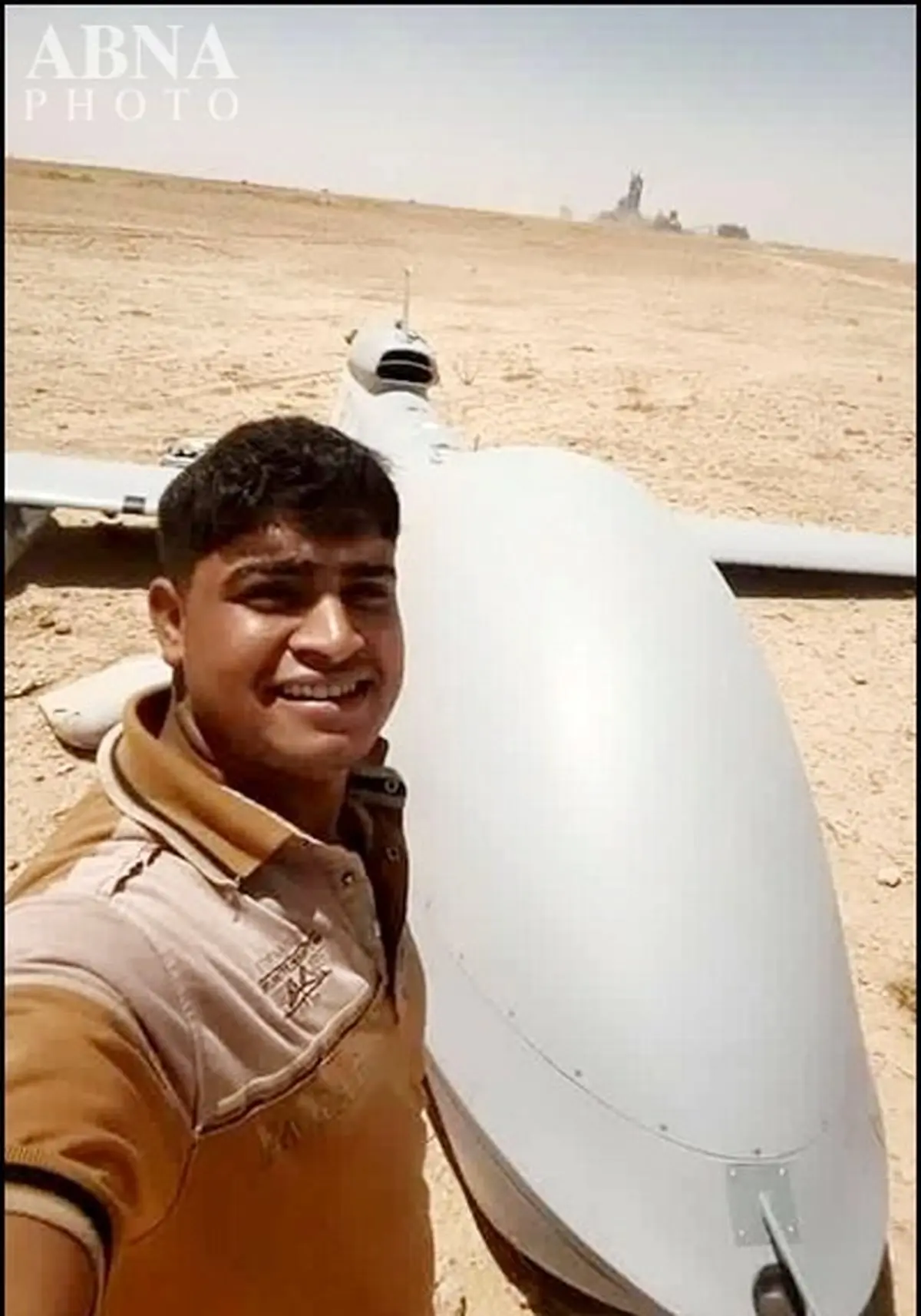 سلفی عراقی‌ها با پهپاد ساقط شده آمریکایی/عکس