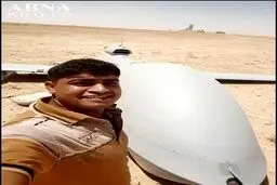 سلفی عراقی‌ها با پهپاد ساقط شده آمریکایی/عکس