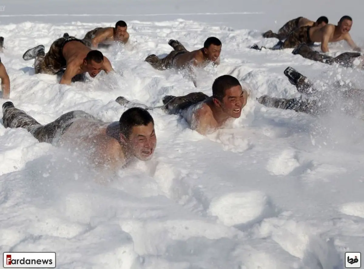 سینه خیز سربازان روی برف/عکس