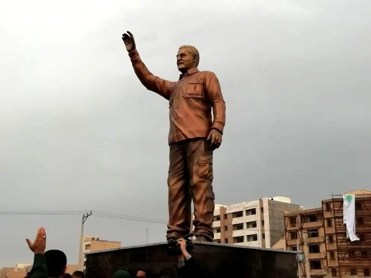 عکسی از تندیس سردار سلیمانی که در اهواز رونمایی شد