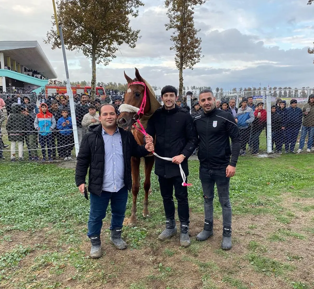 سردار آزمون در کنار اسب محبوبش + عکس