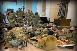 عکس جالب از پیتزا‌‌ خوری نظامیان آمریکایی در کنگره!