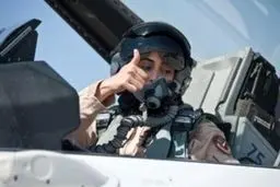 برائت خانواده خلبان زن اماراتی از وی/عکس