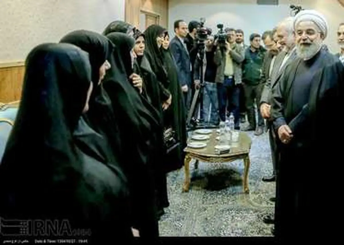 دیدار روحانی با خانواده های شهدای هسته‌ای/ تصاویر