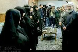 دیدار روحانی با خانواده های شهدای هسته‌ای/ تصاویر