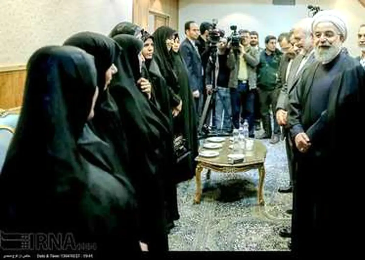 دیدار روحانی با خانواده های شهدای هسته‌ای/ تصاویر